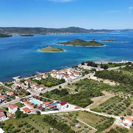 Adria Breeze Pool Apartman *