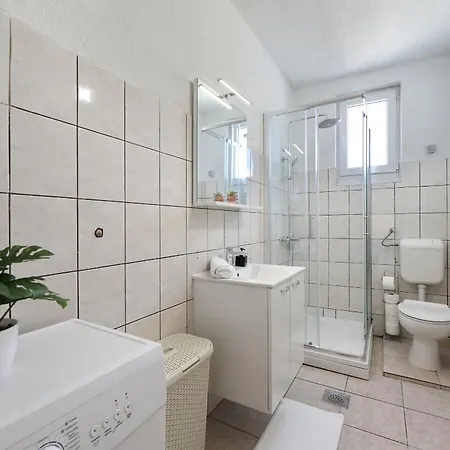 Adria Breeze Pool Apartman Turanj
