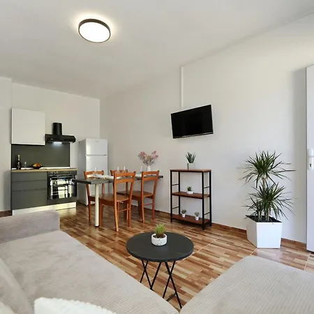 Adria Breeze Pool Apartman *